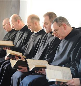 The Benedictine monks of the Cascinazza in prayer (© Monastero Cascinazza) 