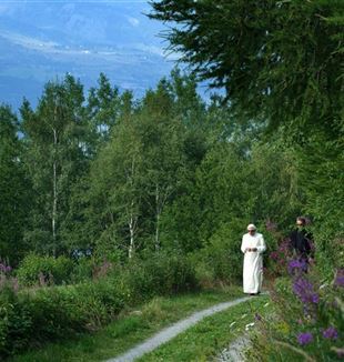 Benedict XVI during a vacation in the Alps (©Eric Vandeville/akg-images/Mondadori Portfolio)