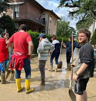 Working in the mud in Castel Bolognese (Photo: Pasini)