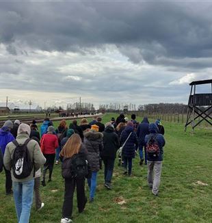 A Via Crucis in the symbolic place of the Holocaust to respond to Pope Francis’ appeal for peace. Anna from Krakow, who had not dared to visit the concentration camp for a long time, recounts the event.