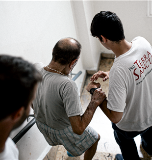 Pro Terra Sancta volunteers serving the most fragile (Photo: Giovanni Dinatolo)