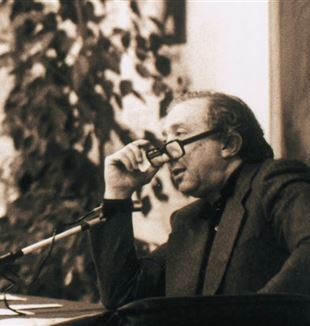 Fr. Giussani during a meeting in 1983 (Photo: Fraternità CL/Federico Brunetti)