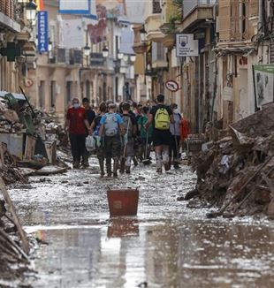 In the devastated streets of Valencia (ANSA/EPA/Emanuel Bruque)