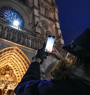 Paris, in front of Notre Dame Cathedral on December 8, 2024 (© ANSA/Tomas Stevens/ABACAPRESS.COM)