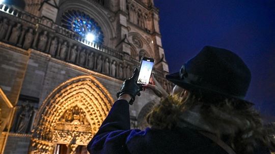 Paris, in front of Notre Dame Cathedral on December 8, 2024 (© ANSA/Tomas Stevens/ABACAPRESS.COM)