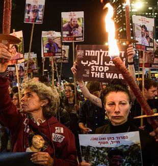 A demonstration for the “ceasefire” in Tel Aviv (© Ansa/Matan Golan/SOPA Images via ZUMA Press Wire)