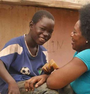 Mireille Yoga with a young person from the Edimar Center (©AVSI Foundation)