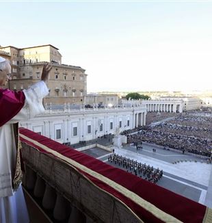 Pope Leo XIV greets St. Peter's Square (©Ansa/Vatican Media)