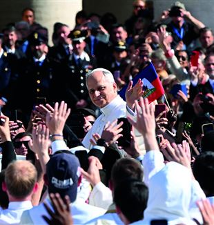 Pope Leo XIV greeting the crowds in St. Peter's (© Catholic Press Photo))